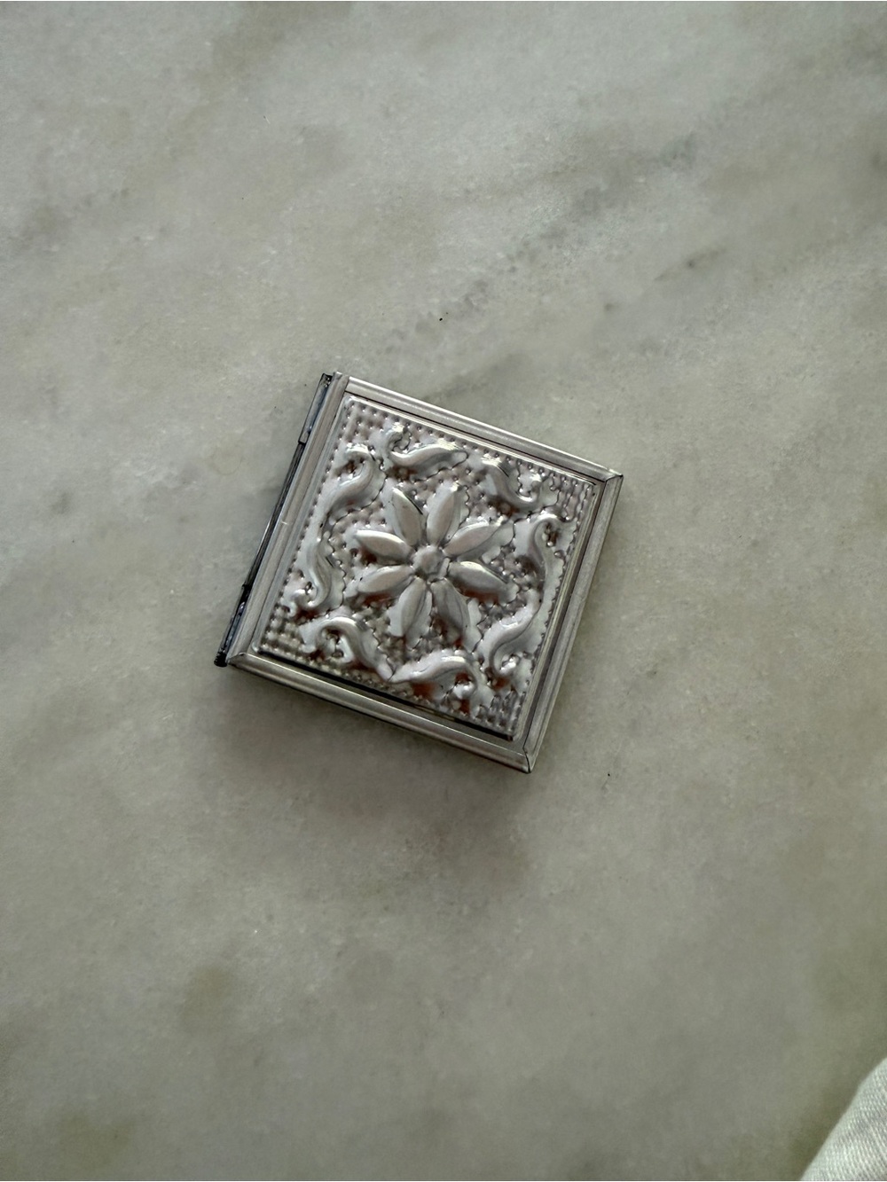 Ornate Silver-Tone Compact Mirror - Picture 4 of 4